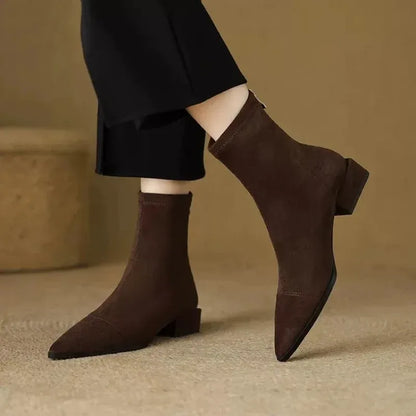 Inés | Botines de Antelina con Punta Fina y Tacón Bajo