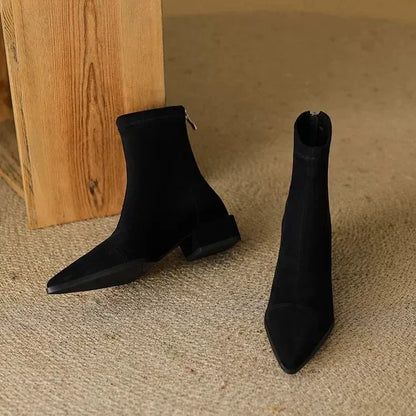 Inés | Botines de Antelina con Punta Fina y Tacón Bajo