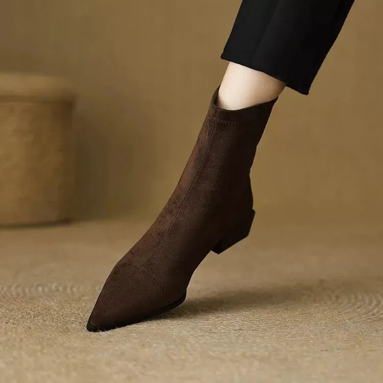 Inés | Botines de Antelina con Punta Fina y Tacón Bajo