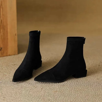 Inés | Botines de Antelina con Punta Fina y Tacón Bajo