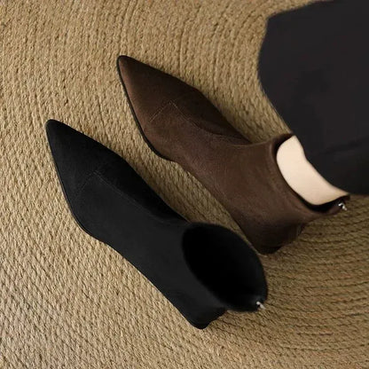 Inés | Botines de Antelina con Punta Fina y Tacón Bajo