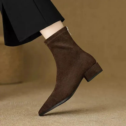 Inés | Botines de Antelina con Punta Fina y Tacón Bajo