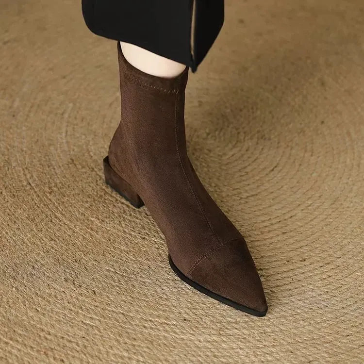 Inés | Botines de Antelina con Punta Fina y Tacón Bajo