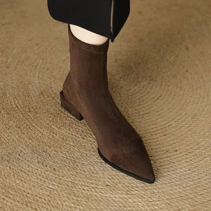 Inés | Botines de Antelina con Punta Fina y Tacón Bajo