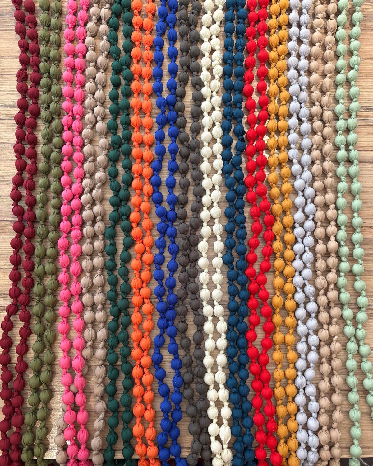 COLLAR DE BOLAS DE TELA LARGO