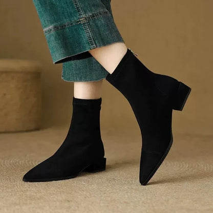 Inés | Botines de Antelina con Punta Fina y Tacón Bajo