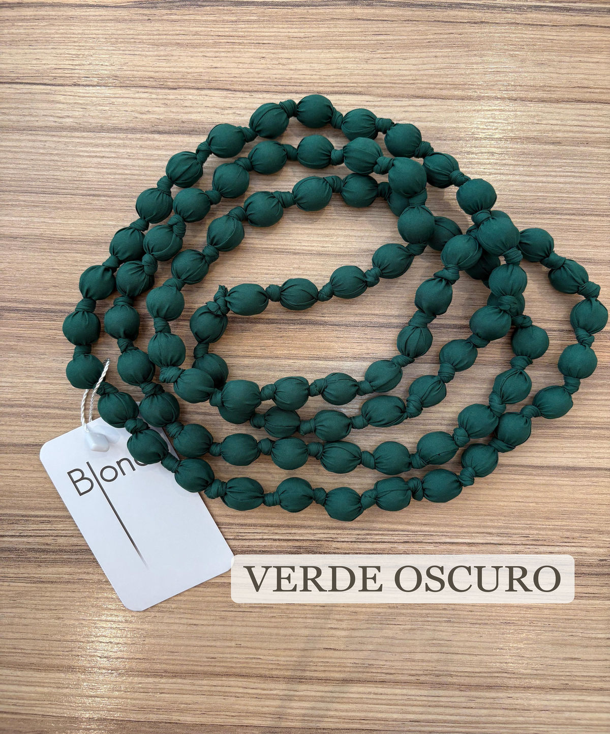 COLLAR DE BOLAS DE TELA LARGO