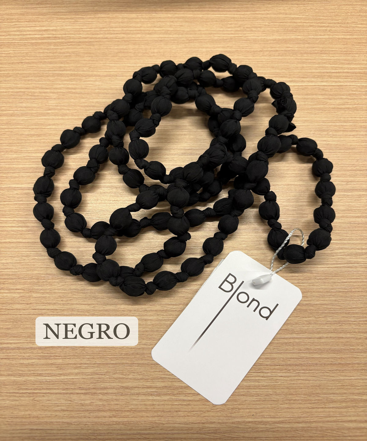 COLLAR DE BOLAS DE TELA LARGO