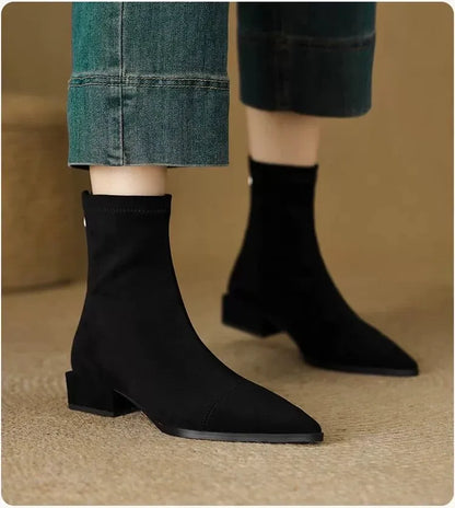 Inés | Botines de Antelina con Punta Fina y Tacón Bajo