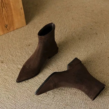 Inés | Botines de Antelina con Punta Fina y Tacón Bajo