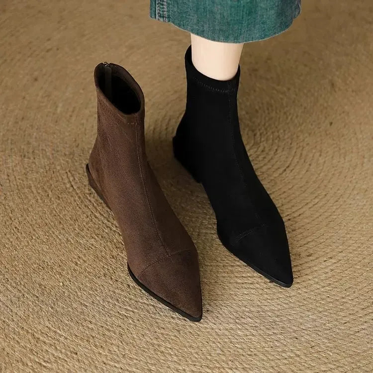 Inés | Botines de Antelina con Punta Fina y Tacón Bajo